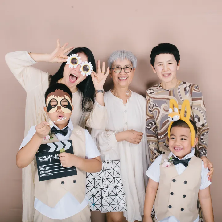 ครอบครัวถ่ายรูปในโฟโต้บูธ