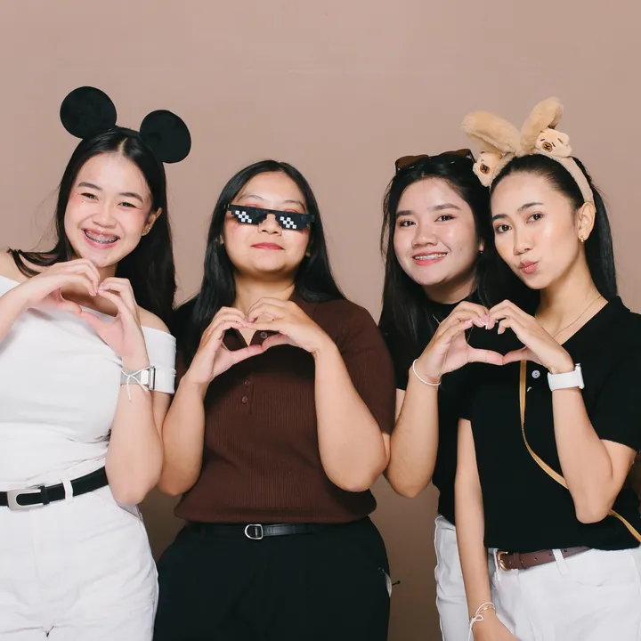 นักศึกษาทำมือหัวใจ