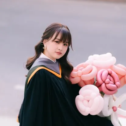 บัณฑิตชุดครุยกับลูกโป่งรูปดอกไม้