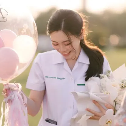 บัณฑิตยิ้มกับลูกโป่งใสยามเย็น