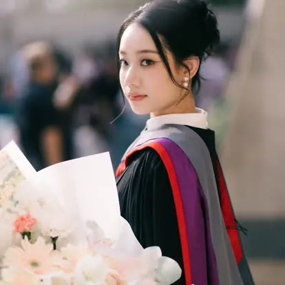 บัณฑิตชุดครุยหน้าประตูแดง