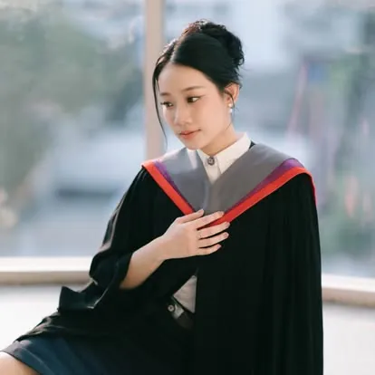 บัณฑิตชุดครุยแสงธรรมชาติ