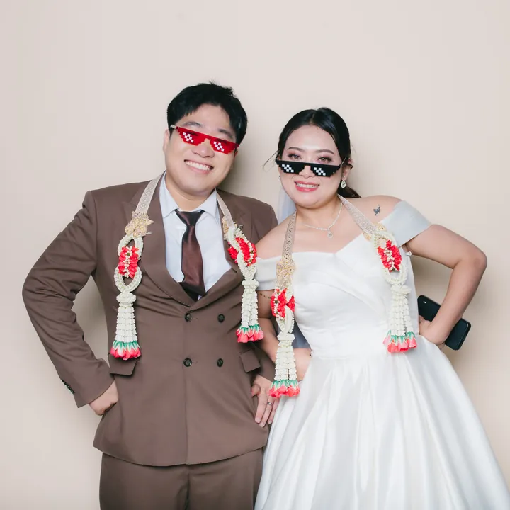 บ่าวสาวใส่แว่นตลกในโฟโต้บูธ บางแสน